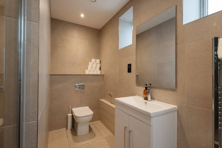 Room 5, Central Leeds 1-bed Apartment Near Train Station, Leeds