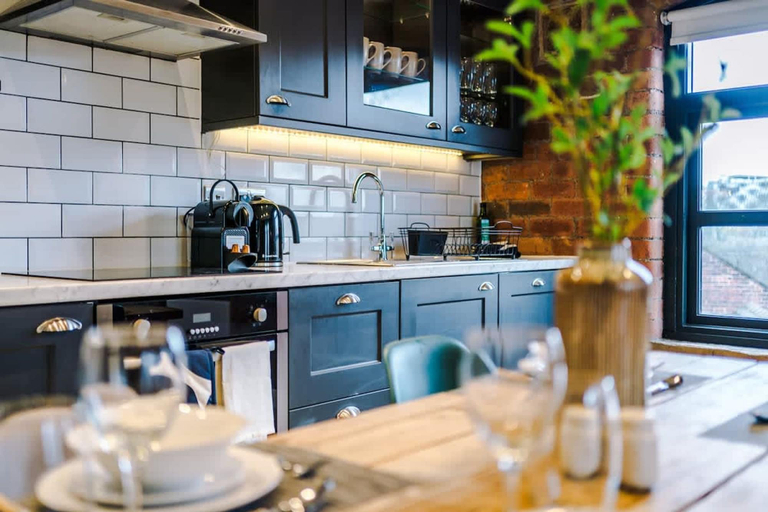 Room 5, Modern 2-bed Flat in Central Leeds - Sleeps 6, Leeds