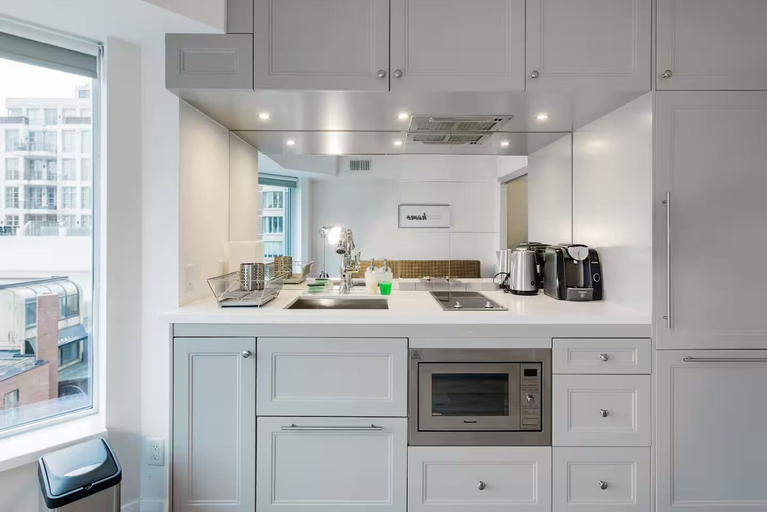 Private kitchen 5, Condominium in Former Hotel Suites, Toronto