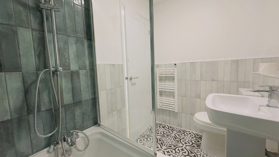 Bathroom 3, Elizabeth Line - Parking - Wifi - Sleeps 4, London