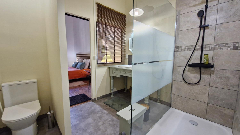 Bathroom 2, Le Manoir de la Belle Endormie, Vaucluse