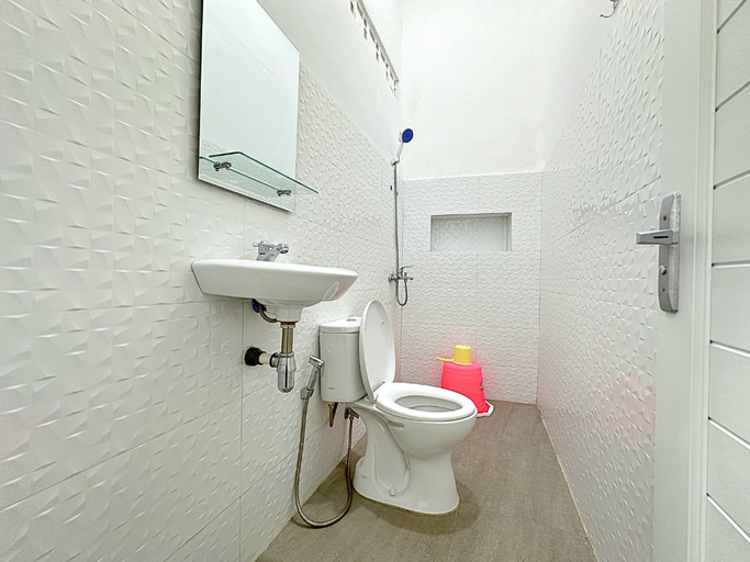 Bathroom 5, Villa Hanum 2 with 2BR near Kebun Raya Cibodas Puncak, Bogor