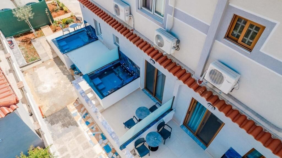 Outdoor dining, Vila Orfea, Sarandës