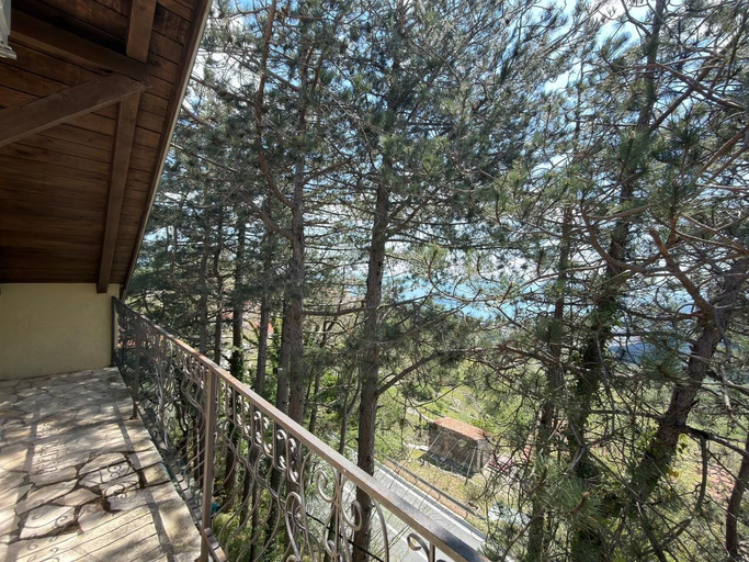 Property grounds 3, Mountain & Sea Retreat Lapcici