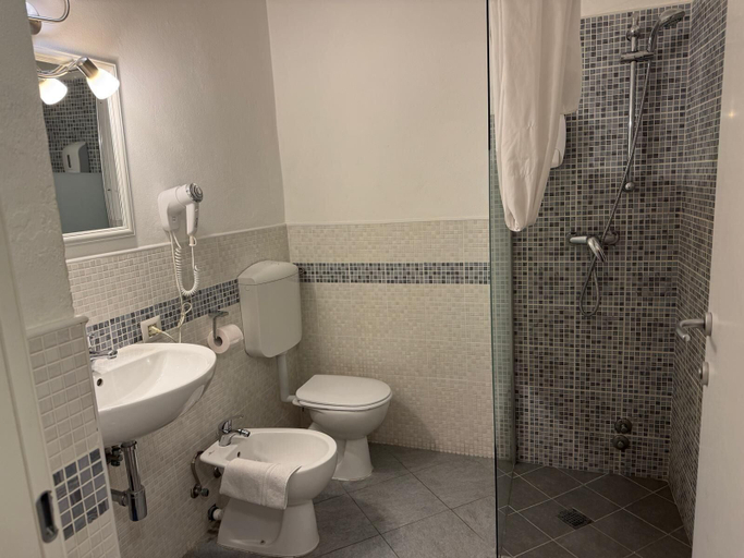 Bathroom 3, Hotel Ristorante Sassi Rossi, Lecco