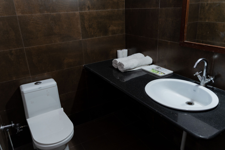 Bathroom 3, Oyo Premium Log Huts, Kullu