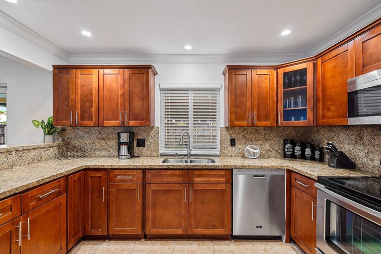 Room 4, 4BR With Private Pool and Game Room - Prime Location, Broward