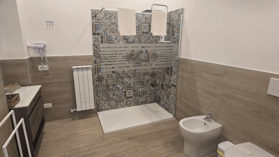 Bathroom 3, Centrale Suites, Brindisi
