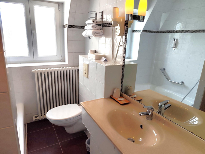 Bathroom 4, Best Western De Diane, Nièvre
