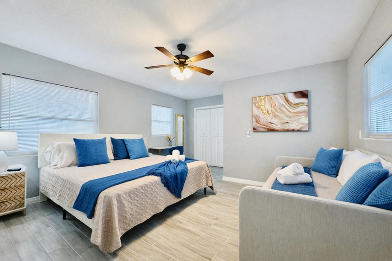 Bedroom, Charming in Lakeland Quiet Patio Free Parking, Polk