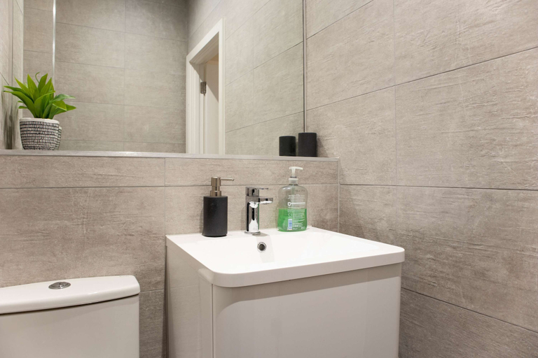 Room 4, Modern 4-bed Apartment Leeds Business District, Leeds