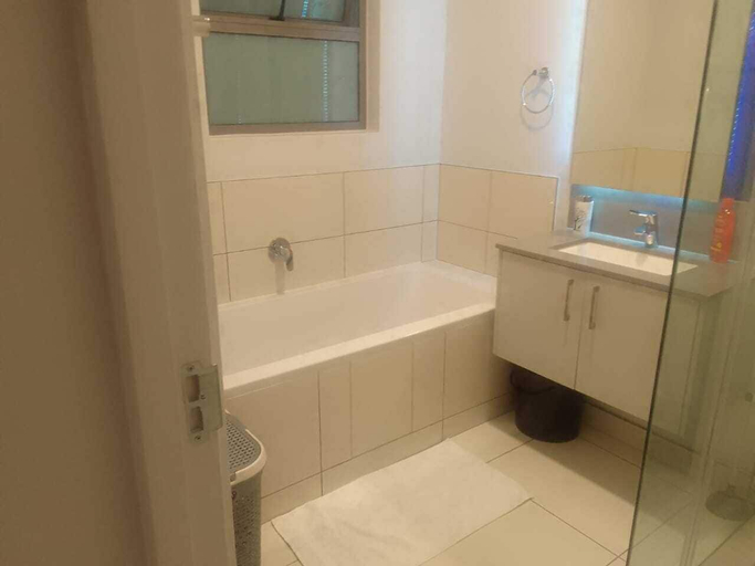 Bathroom 3, Art Deco Budget Accommodation Rosebank - Hostel, City of Johannesburg