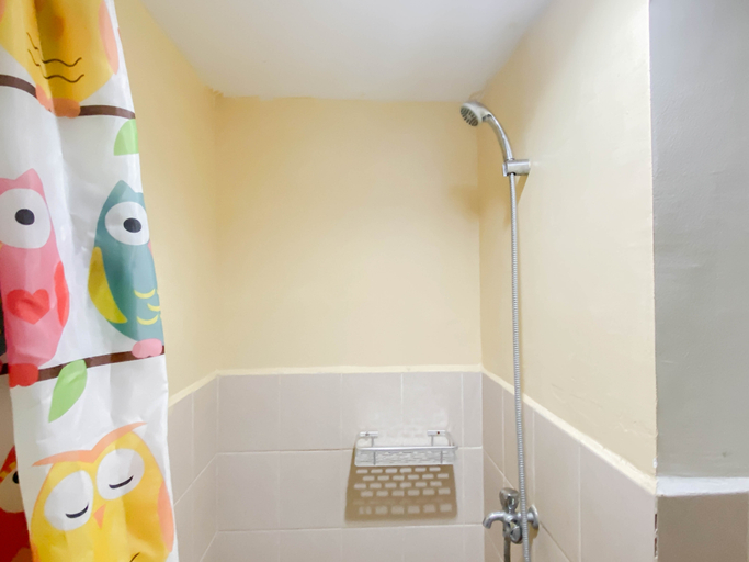 Bathroom 2, Comfortable and Decent 2BR at Apartment Podomoro Golf View By Travelio, Bogor