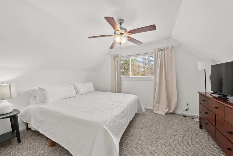 Room 3, Grand North Retreat 4bdr Stay, Franklin