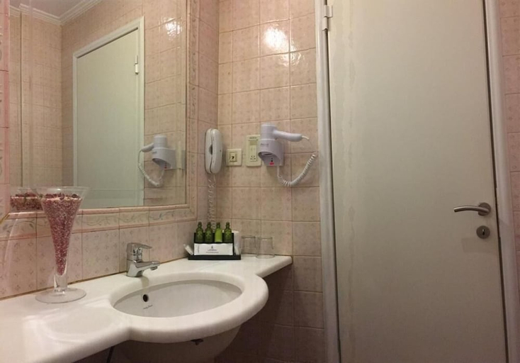 Bathroom 4, London Hotel, Attica