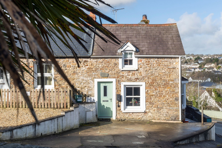 Room 5, Hill Cottage - Spectacular Sea Views Parking, Pembrokeshire