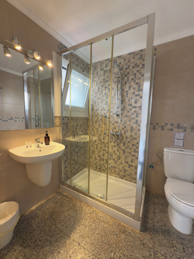 Bathroom 3, L'illa Hotel, Girona