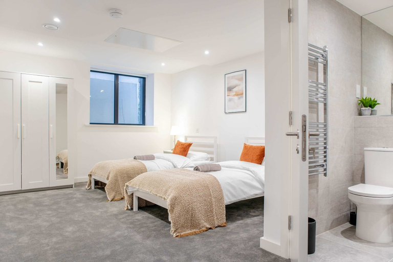Room 2, Modern 4-bed Apartment Leeds Business District, Leeds