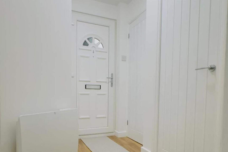 Interior 2, Elizabeth Line - Parking - Wifi - Sleeps 4, London