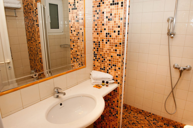 Bathroom 4, London Hotel, Attica