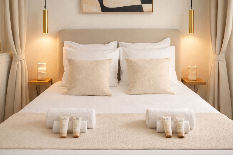Room 3, 834 Biscornet2, Paris