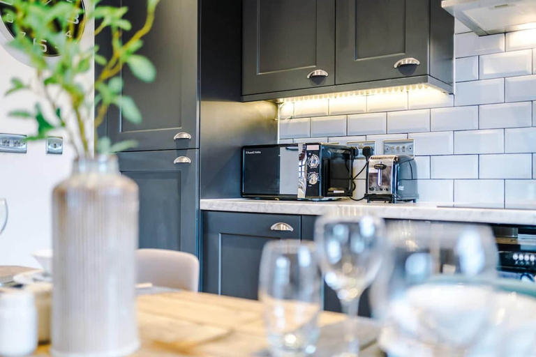 Room 3, Modern 2-bed Flat in Central Leeds - Sleeps 6, Leeds