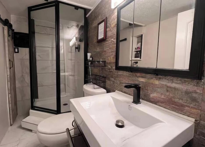Bathroom 4, Brookside Falls, Nanaimo