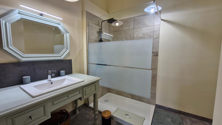Bathroom 3, Le Manoir de la Belle Endormie, Vaucluse