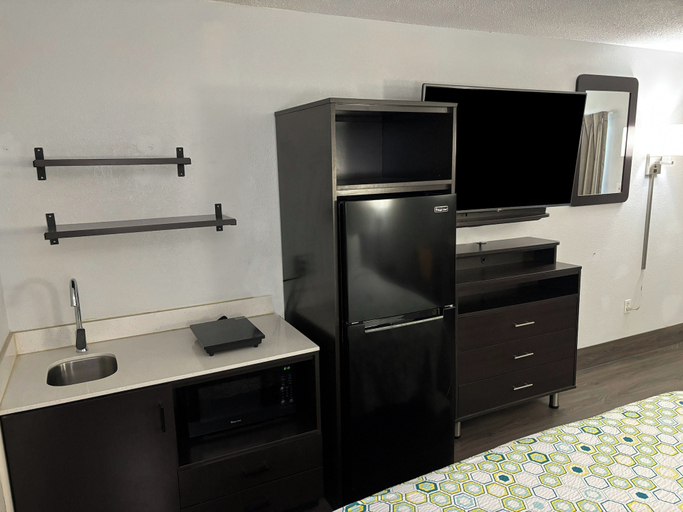 Private kitchenette 5, HomeTowne Studios By Red Roof Birmingham, Shelby