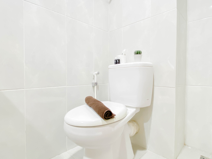 Bathroom 4, Enjoy Living Studio at Apartment Evenciio Margonda By Travelio, Depok