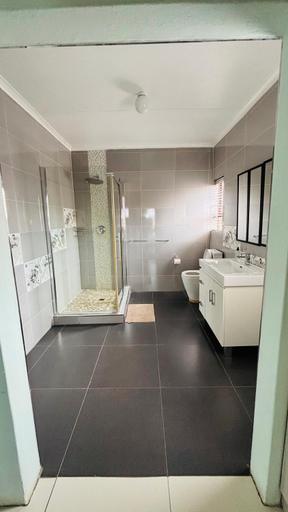 Bathroom 5, Dakarai B & B, Ehlanzeni