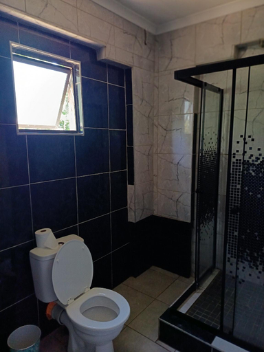 Bathroom 3, Charming Holiday House in Pietermaritzburg with Shared Pool, Umgungundlovu