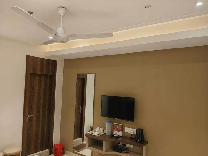 Interior, Eennra Kaansabbati, Pashchim Medinipur