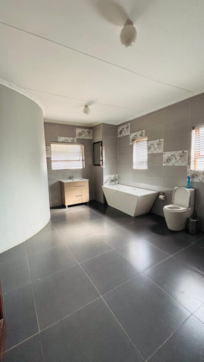 Bathroom 2, Dakarai B & B, Ehlanzeni
