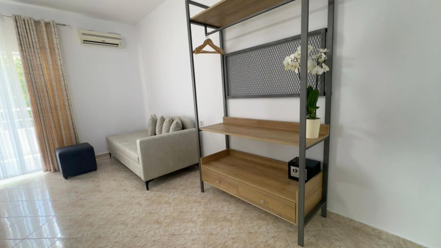 Others 5, Villa Shqiponja, Sarandës