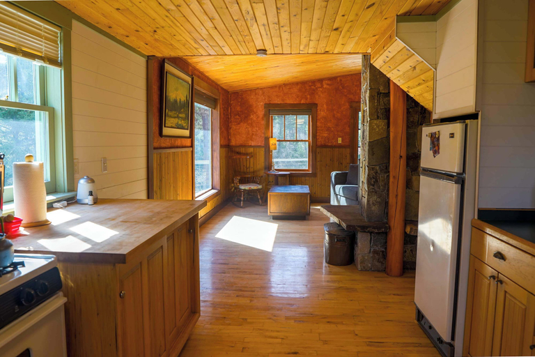 Interior 3, Off Grid Retreat Stay for 7, Lincoln