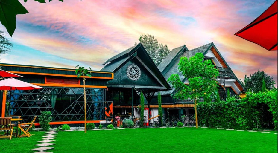 Exterior & Views