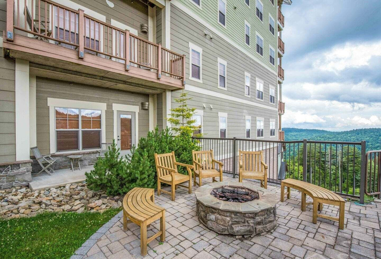 Terrace/patio, Soaring Eagle # 216 2 Bedrooms, 2 Full Baths:slopeside, Hot Tubs, Underground Parking, Pocahontas
