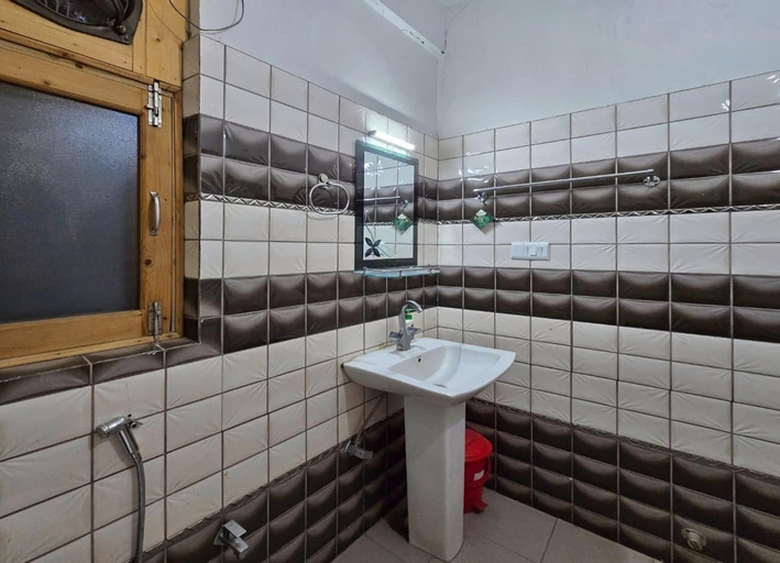 Bathroom 2, Lucky Homestay, Shimla
