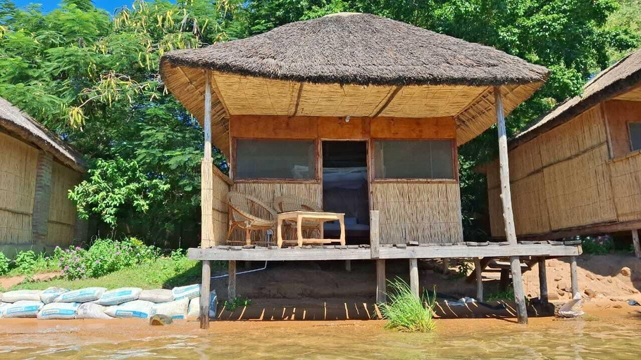Exterior 2, Anake Lodge, TA Nankumba