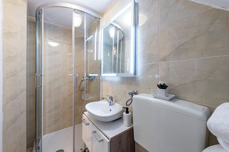 Bathroom 3, Aurora 2, Dubrovnik