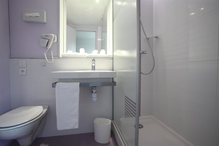 Bathroom 5, Kyriad Nancy Sud - Ludres, Meurthe-et-Moselle