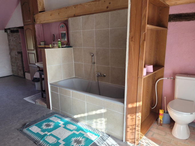Bathroom, Ferme fruitiere zero traitement, Mayenne