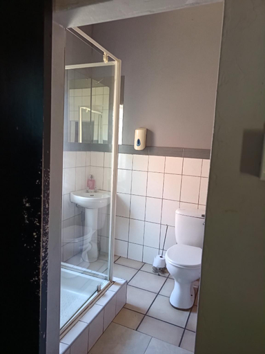 Bathroom 2, Charming Holiday House in Pietermaritzburg with Shared Pool, Umgungundlovu