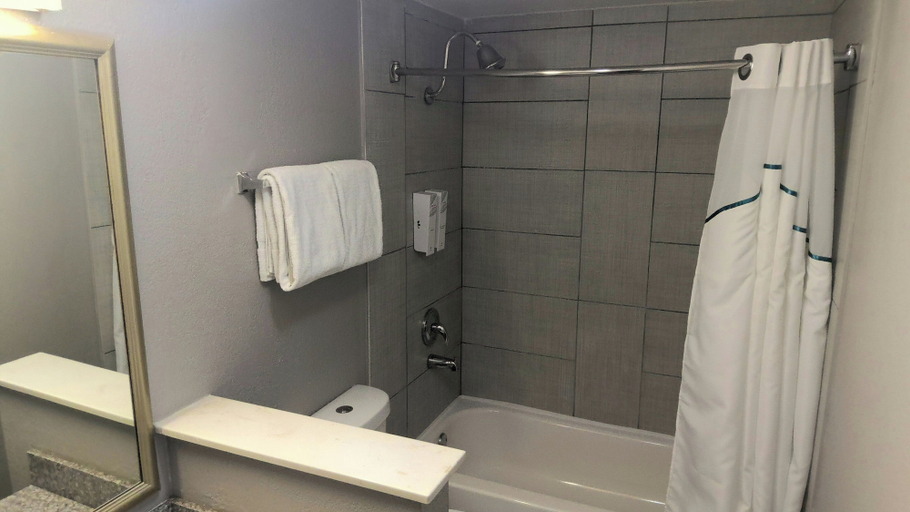 Bathroom, HomeTowne Studios By Red Roof Birmingham, Shelby