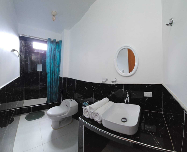 Bathroom 3, Huaraz essences HEH, Huaraz