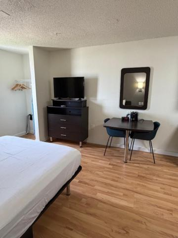 5, Suburban Studios, Dallas