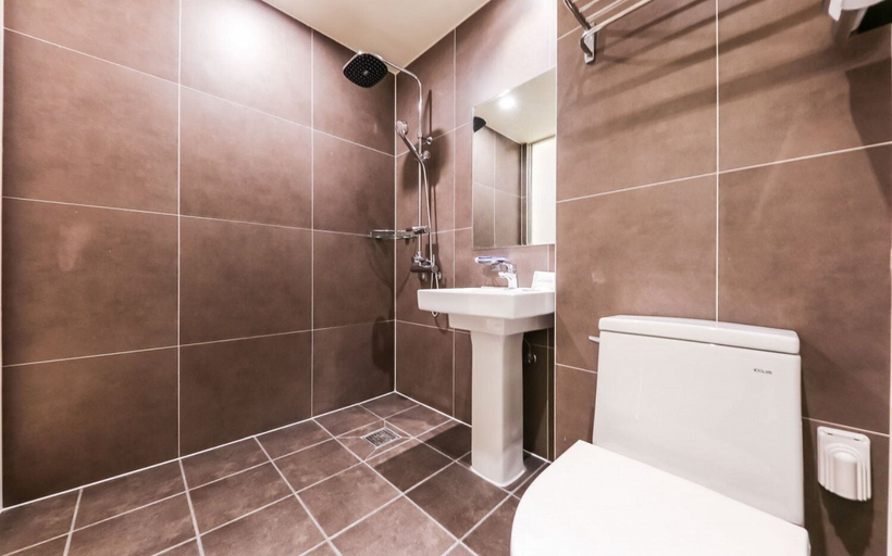Bathroom 4, Jungni Manwol Hotel, Daedeok