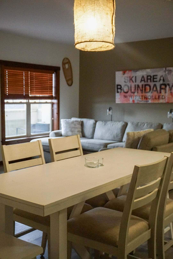 Room 3, Soaring Eagle # 216 2 Bedrooms, 2 Full Baths:slopeside, Hot Tubs, Underground Parking, Pocahontas