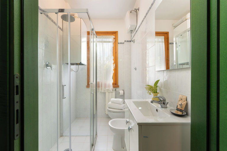 Bathroom 3, Calanchi Apartments, Florence